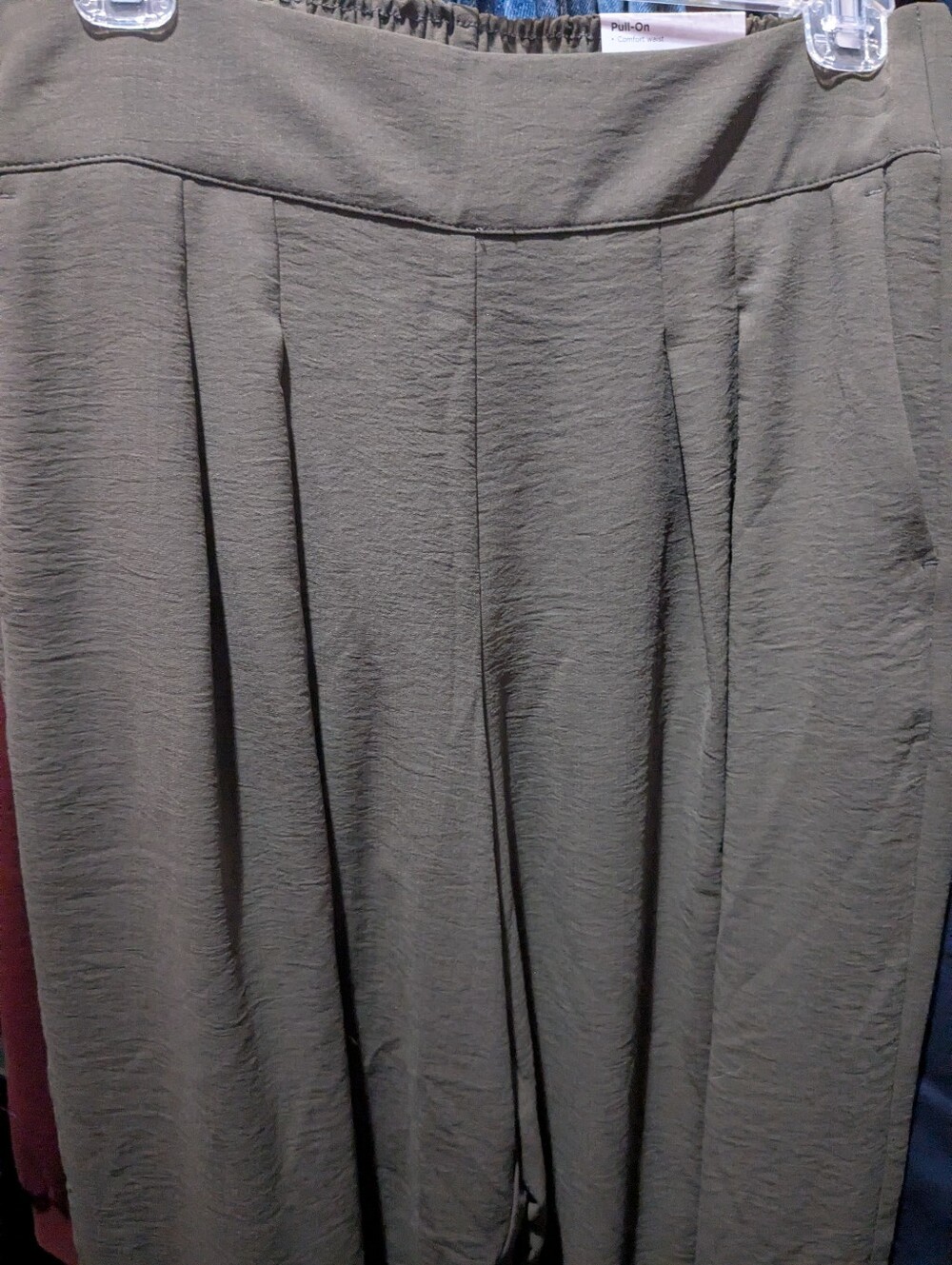 Women’s Pull-On Pleated Capri Pants - Olive